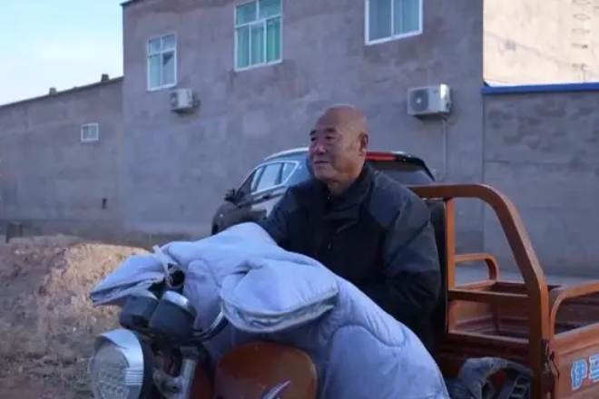 Thấy điều bất thường, người đàn ông gọi 1 cuộc điện thoại, cứu sống cả làng