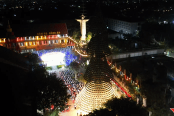  Cây thông cao 35m làm từ gần 3.000 chiếc nón hút khách check-in ở Đồng Nai 