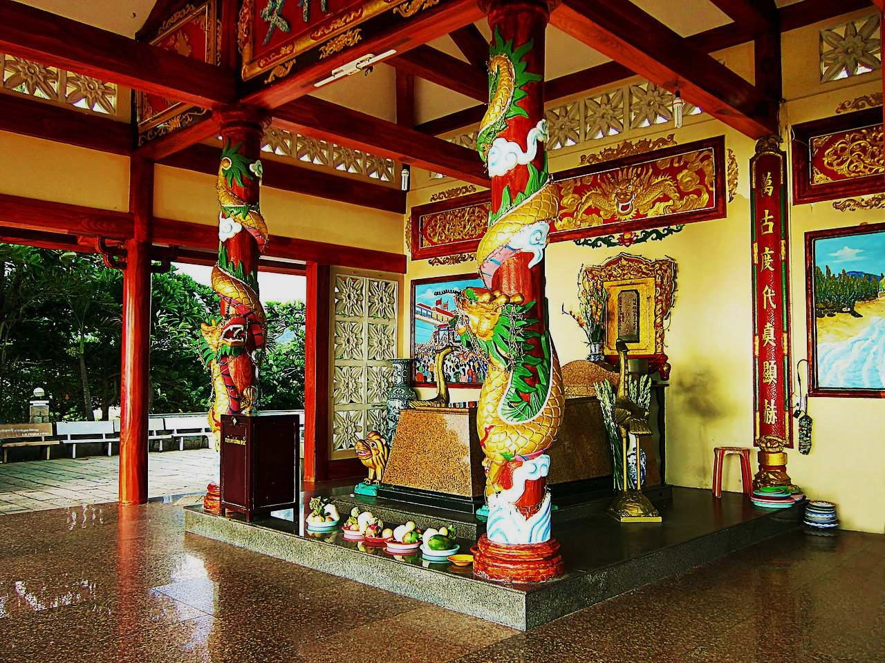 Chuyện ít người biết về ngôi mộ cô gái trẻ bên bờ biển được ngư dân tôn thờ. dinh cô 3.jpg