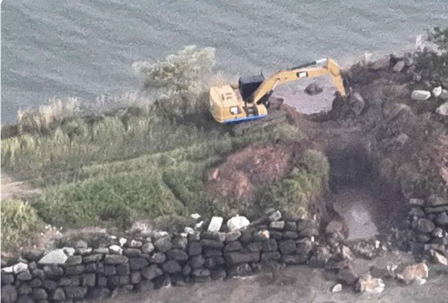 Đê chắn sóng bị phá. Ảnh: Bangkok Post