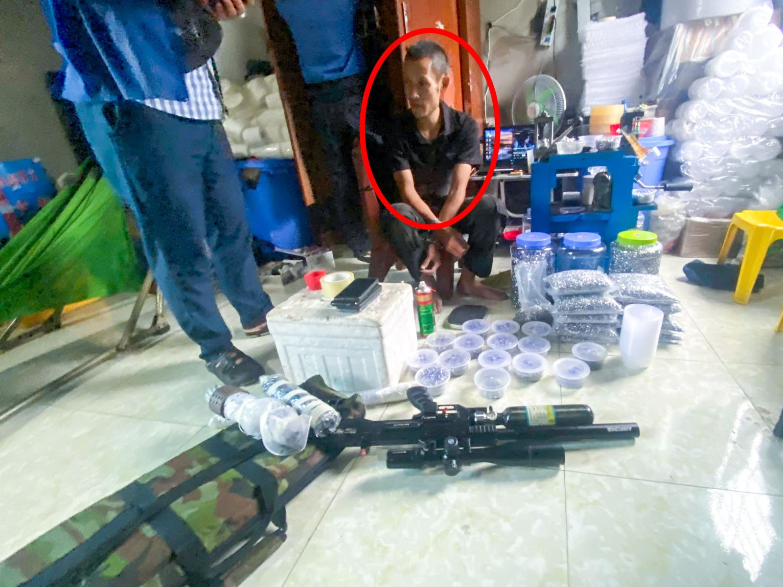 Đối tượng Trần Văn Nam cùng tang vật bị thu giữ.jpg