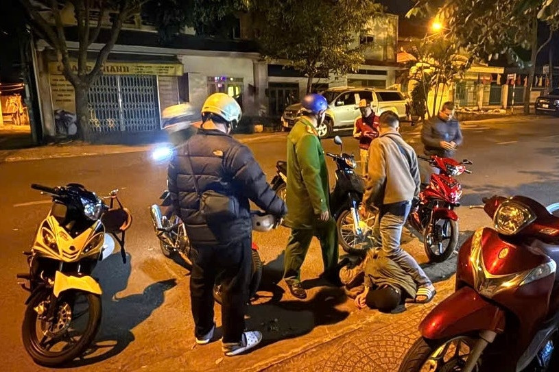 Gây tai nạn chết người bỏ trốn, khi bị bắt định dùng kim tiêm chống trả công an