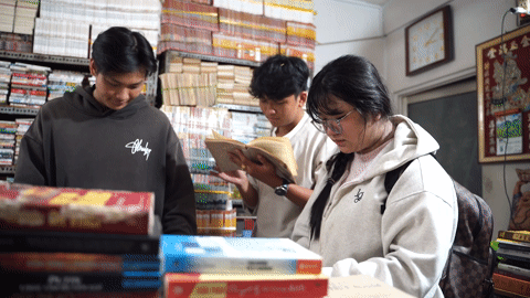 Giới trẻ TPHCM đổ xô tìm mua sách cũ sau thời gian bị lãng quên