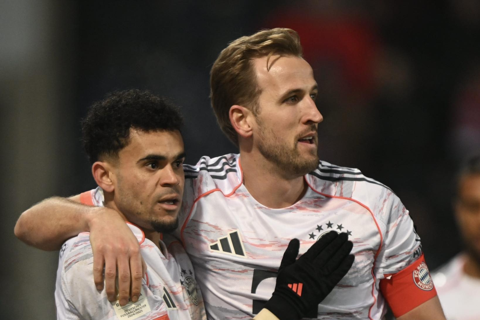 Harry Kane ghi bàn chốt hạ, Bayern Munich xây chắc ngôi đầu