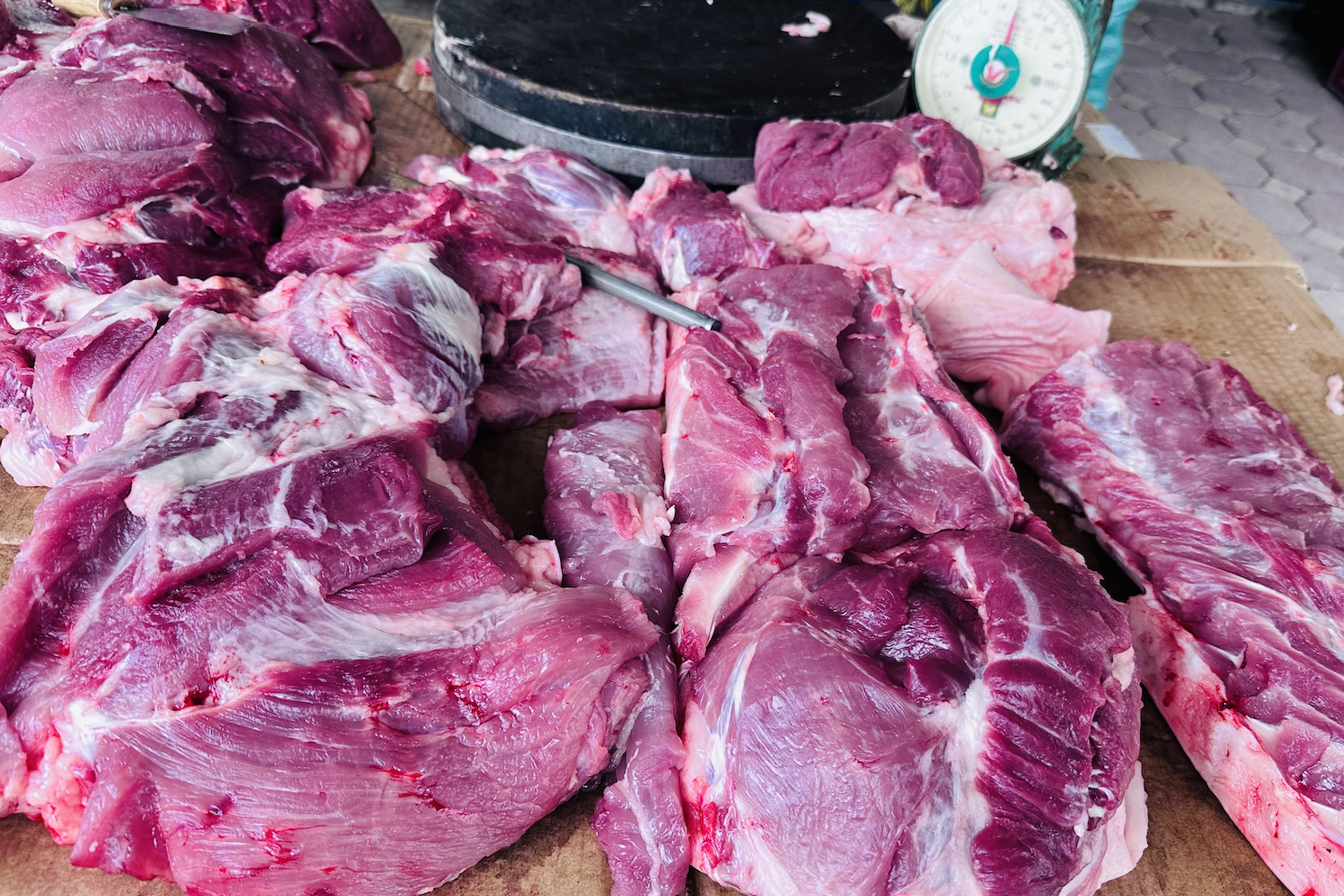 Giá lợn hơi áp sát 70.000 đồng/kg, thịt lợn ngoài chợ lại đua tăng