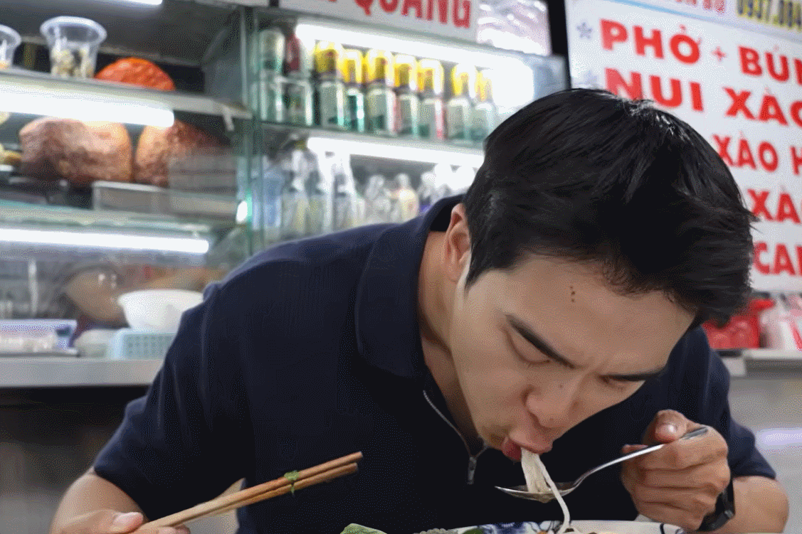 Khách Hàn cầm 200 nghìn đồng, ăn no nê đặc sản trong khu chợ trăm tuổi ở TPHCM