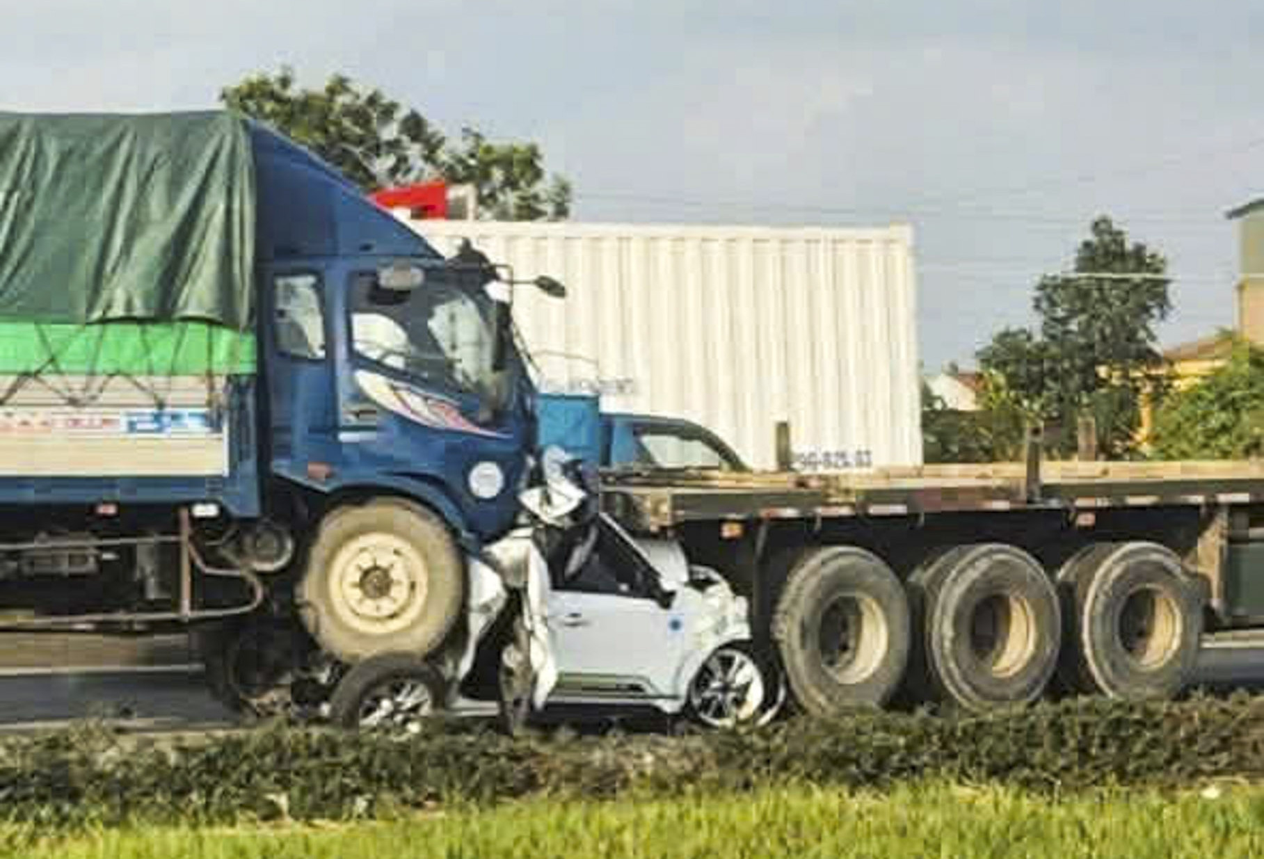 A series of cars collided consecutively on Highway 5, two people died on the spot