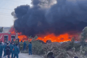 A fire broke out in a cotton warehouse in Quang Ninh, with a column of smoke reaching sky high