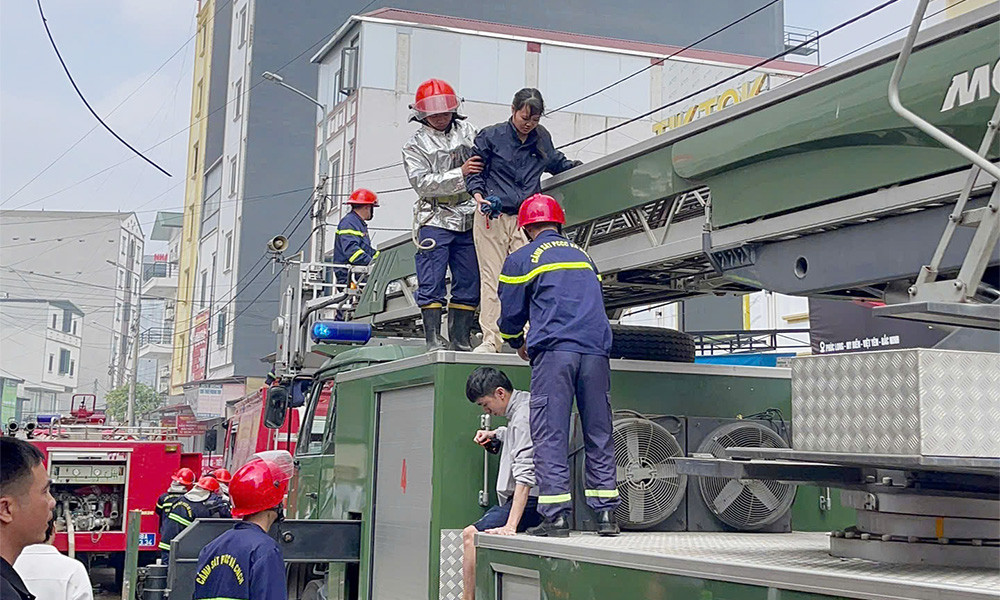 Lực lượng chức năng cứu người từ nhà trọ 6 tầng..jpg