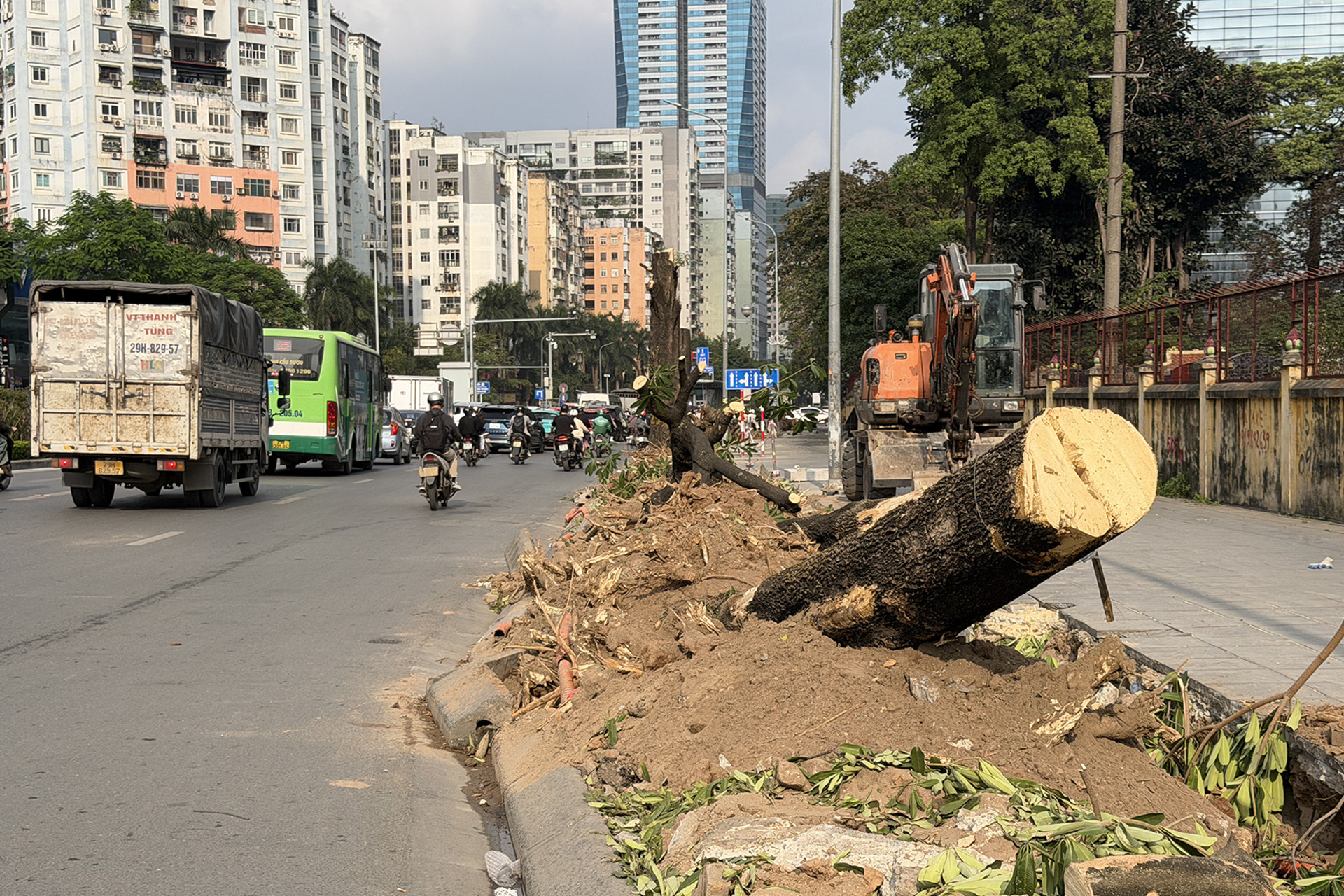  Hà Nội di dời loạt cây xanh, xén vỉa hè để mở rộng các nút giao thông 