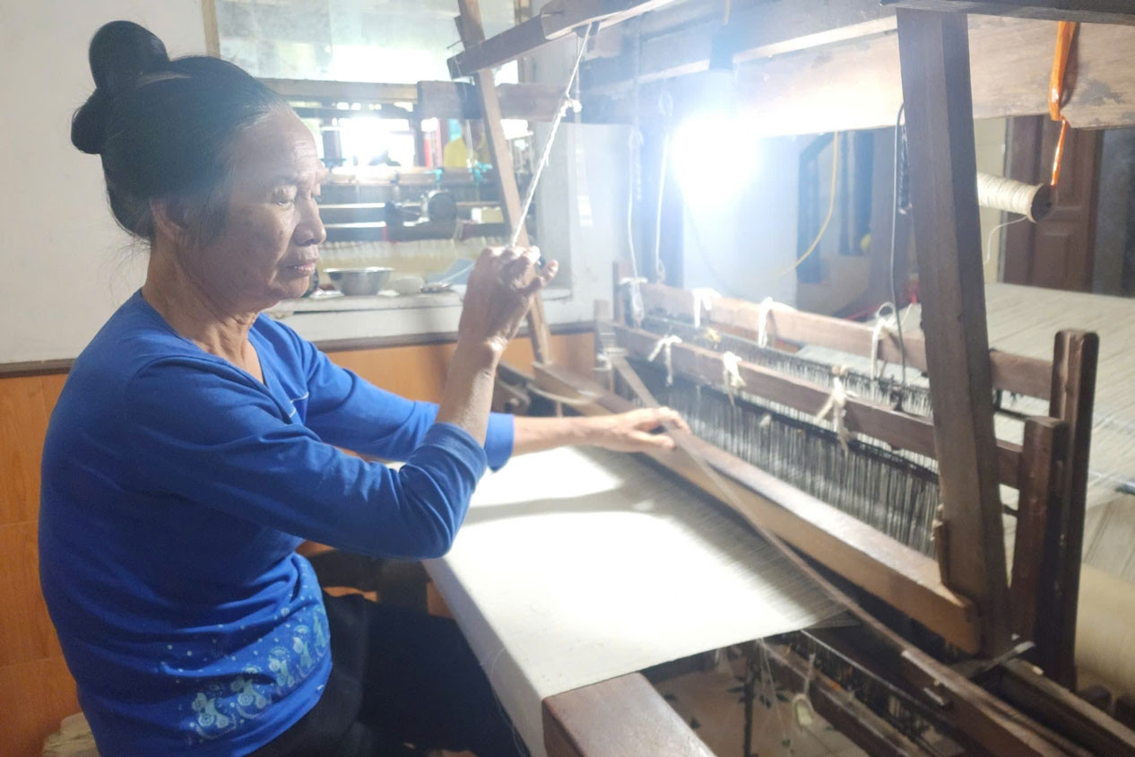 Nghệ nhân 70 tuổi sở hữu nhiều mẫu vải đũi nhất Việt Nam