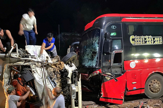 Bản tin trưa 22/12: Người dân phá cabin, cứu cặp vợ chồng mắc kẹt trong xe tải