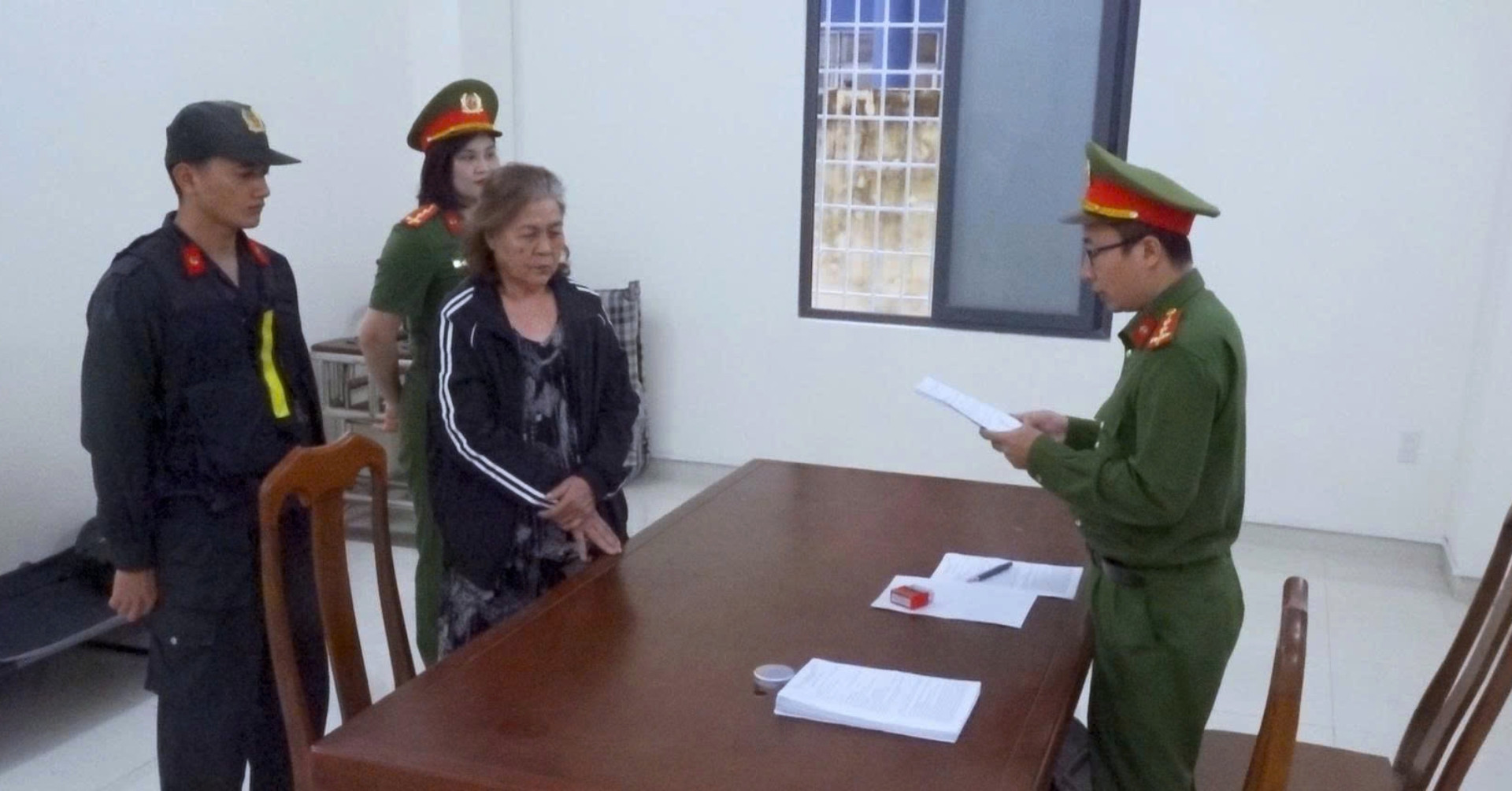 Soi chiếu hành lý tại sân bay, công an phát hiệ...