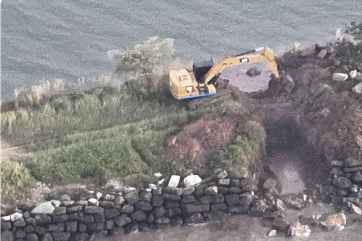 Thái Lan bác tin đe dọa, Campuchia tháo dỡ đê chắn sóng gây tranh cãi