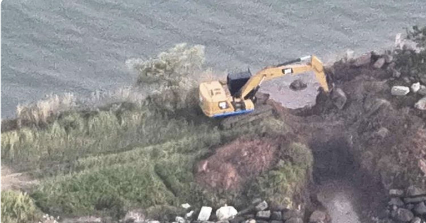 Thái Lan bác tin đe dọa, Campuchia tháo dỡ đê c...