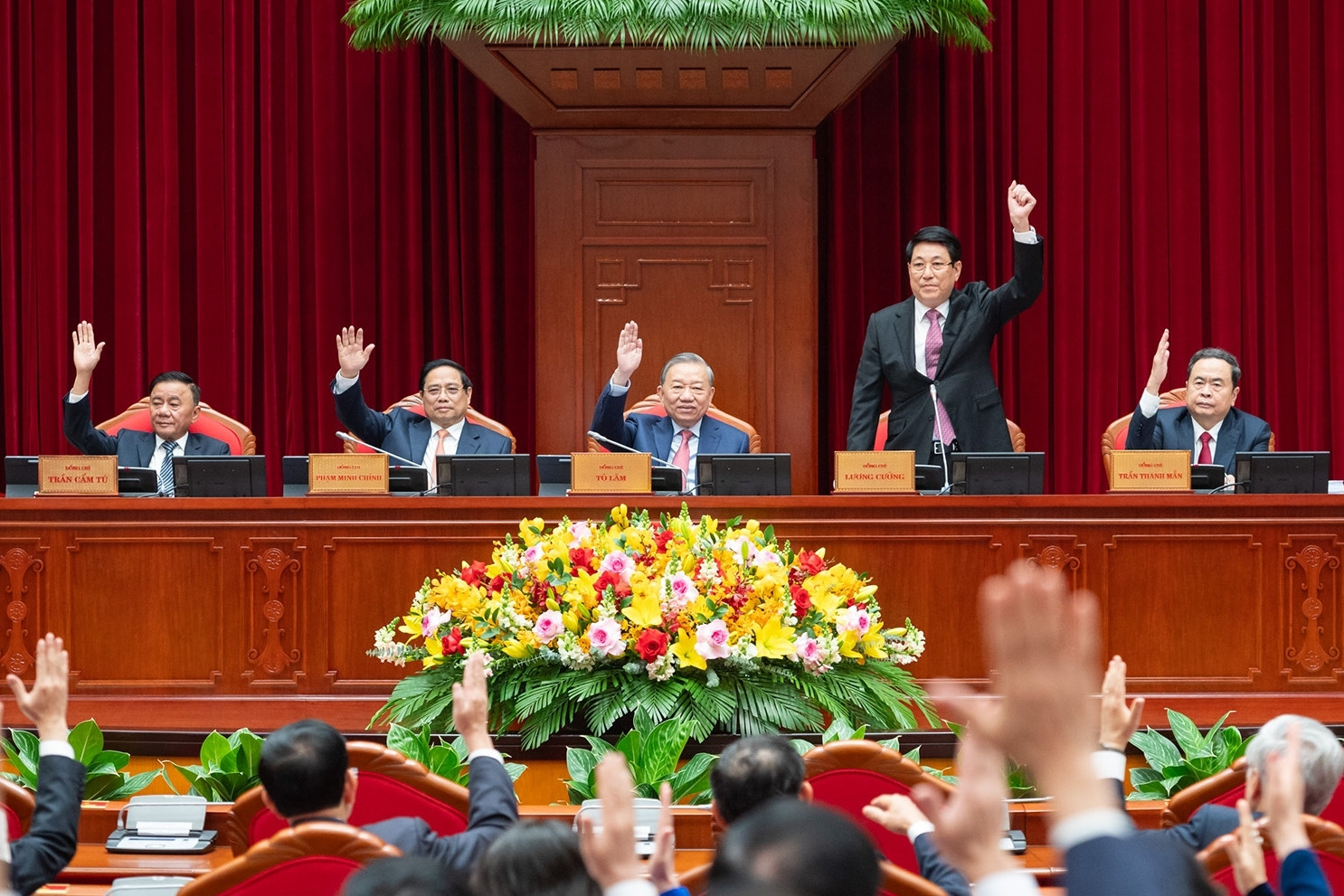 Trung ương họp riêng, cho ý kiến về báo cáo công tác nhân sự khóa mới