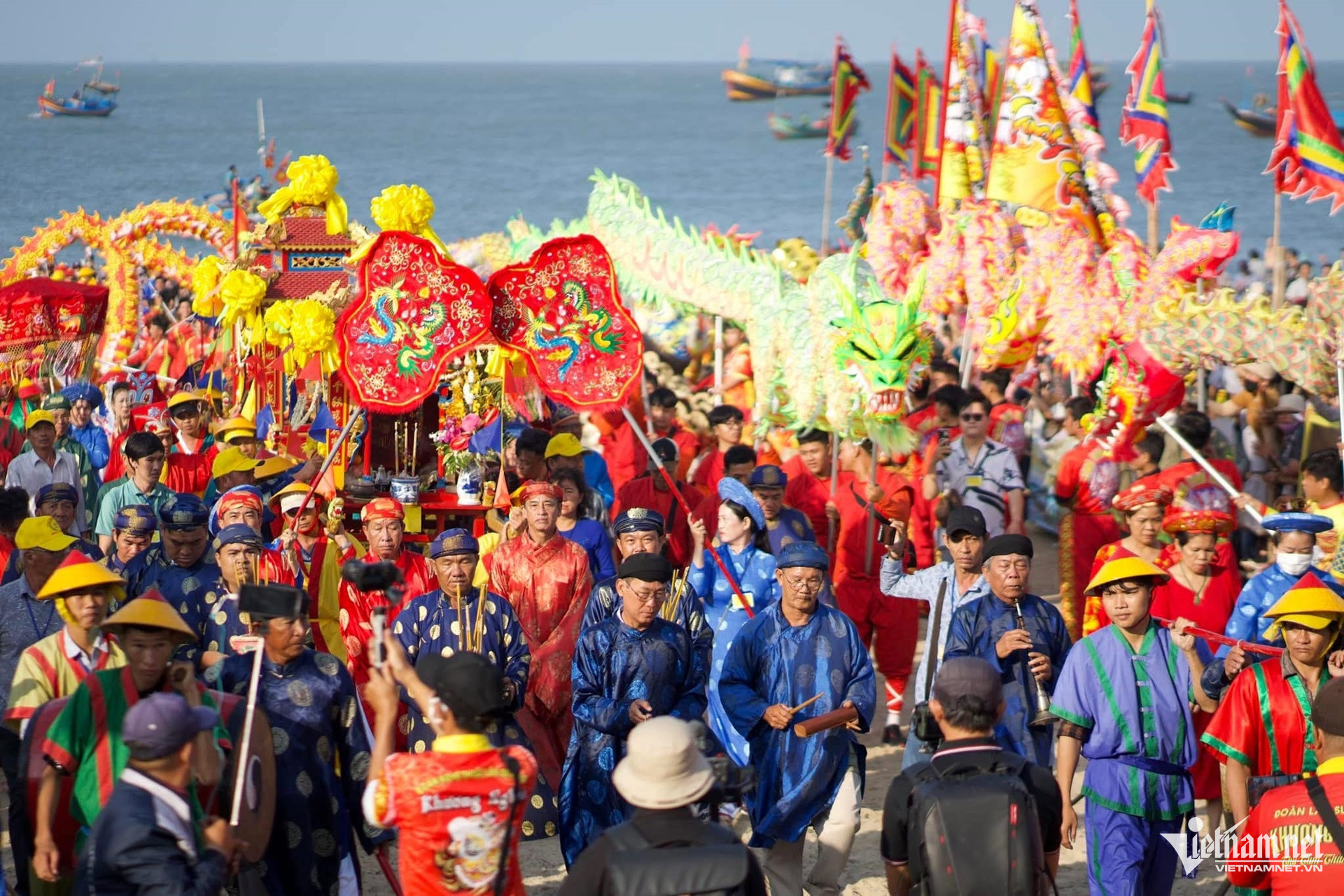 W-Chuyện ít người biết về ngôi mộ cô gái trẻ bên bờ biển được ngư dân tôn thờ. dinh cô 10.jpg