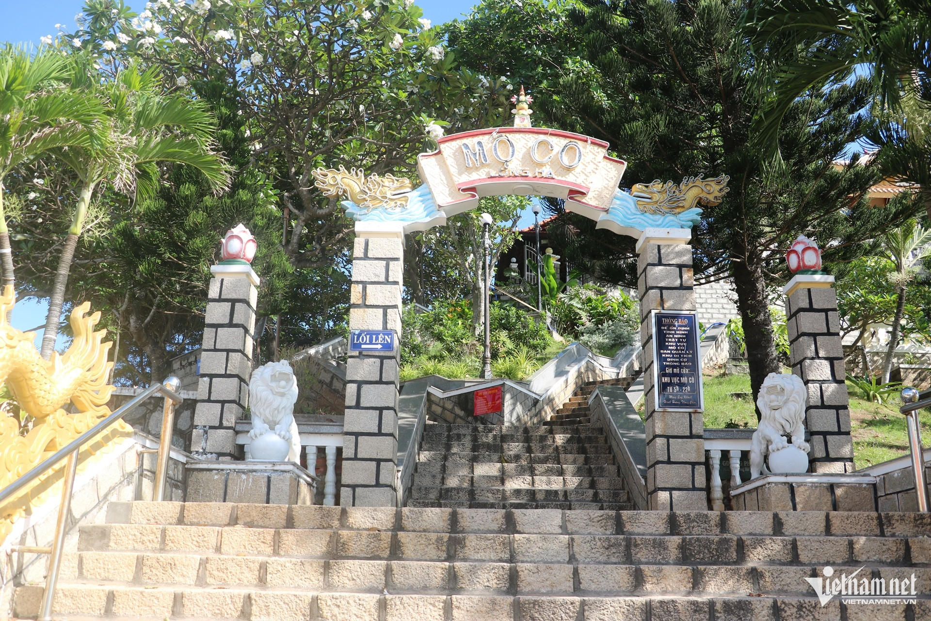 W-Chuyện ít người biết về ngôi mộ cô gái trẻ bên bờ biển được ngư dân tôn thờ. dinh cô 1.JPG.jpg