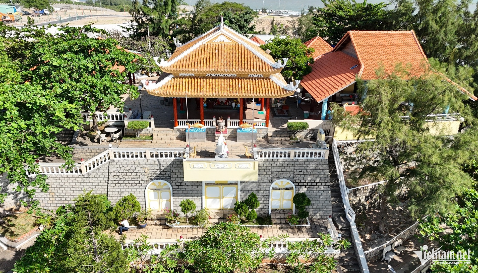 W-Chuyện ít người biết về ngôi mộ cô gái trẻ bên bờ biển được ngư dân tôn thờ. dinh cô 2.jpg