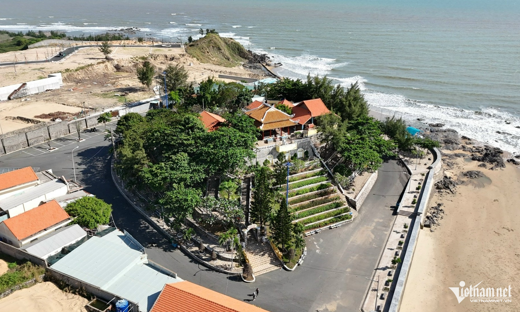 W-Chuyện ít người biết về ngôi mộ cô gái trẻ bên bờ biển được ngư dân tôn thờ. dinh cô.jpg