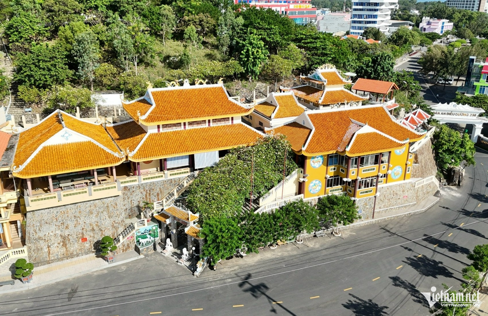 W-Chuyện ít người biết về ngôi mộ cô gái trẻ bên bờ biển được ngư dân tôn thờ. dinh cô 4.jpg