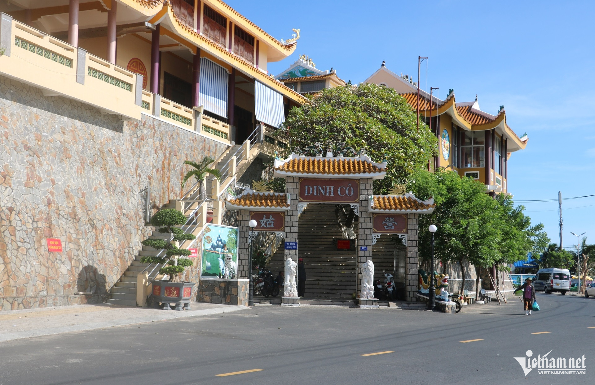 W-Chuyện ít người biết về ngôi mộ cô gái trẻ bên bờ biển được ngư dân tôn thờ. dinh cô 5.JPG.jpg