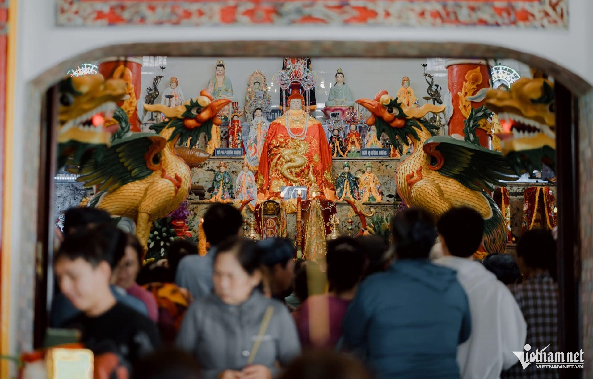 W-Chuyện ít người biết về ngôi mộ cô gái trẻ bên bờ biển được ngư dân tôn thờ. dinh cô 8.jpg