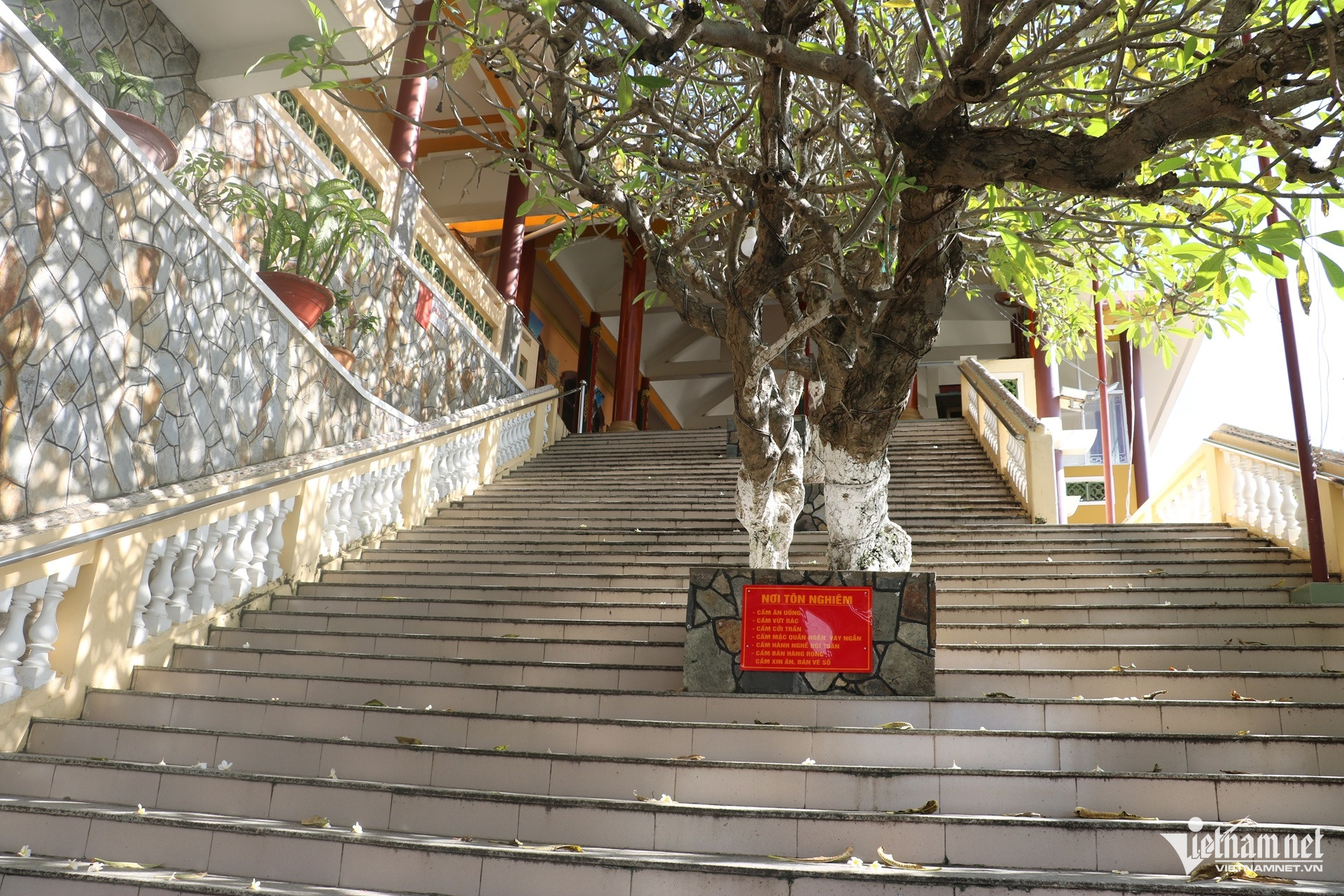 W-Chuyện ít người biết về ngôi mộ cô gái trẻ bên bờ biển được ngư dân tôn thờ. dinh cô 9.JPG.jpg