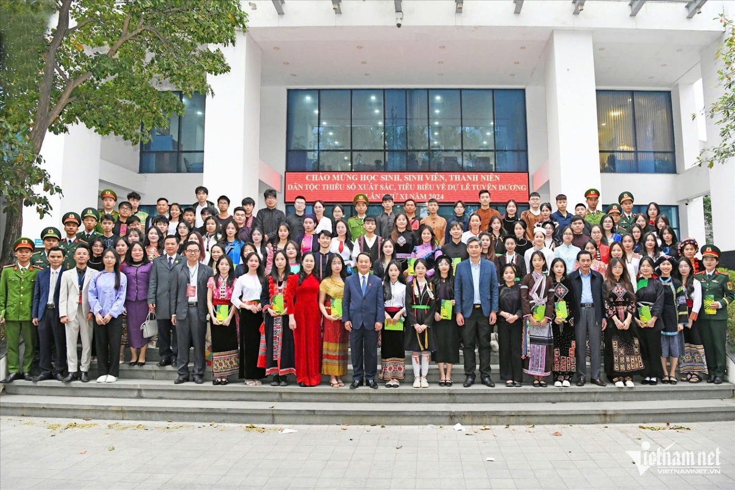 W-học sinh sinh viên dân tộc 1.png