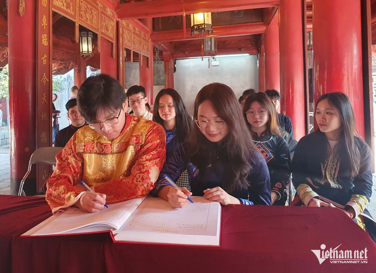 W-học sinh sinh viên dân tộc 2.png