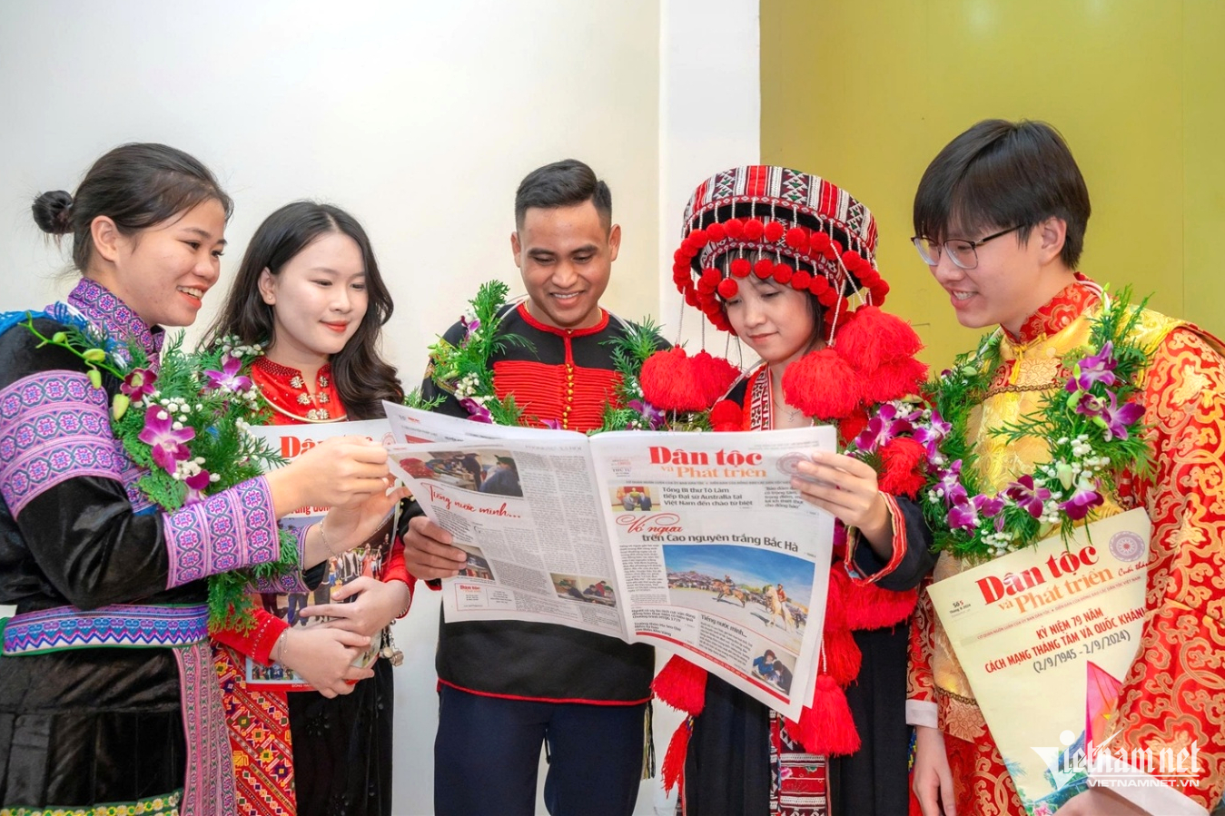 W-học sinh sinh viên dân tộc 3.png