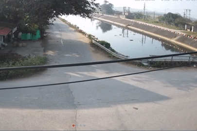 Xe con bị xe bồn đâm kinh hoàng khi phóng nhanh qua ngã tư