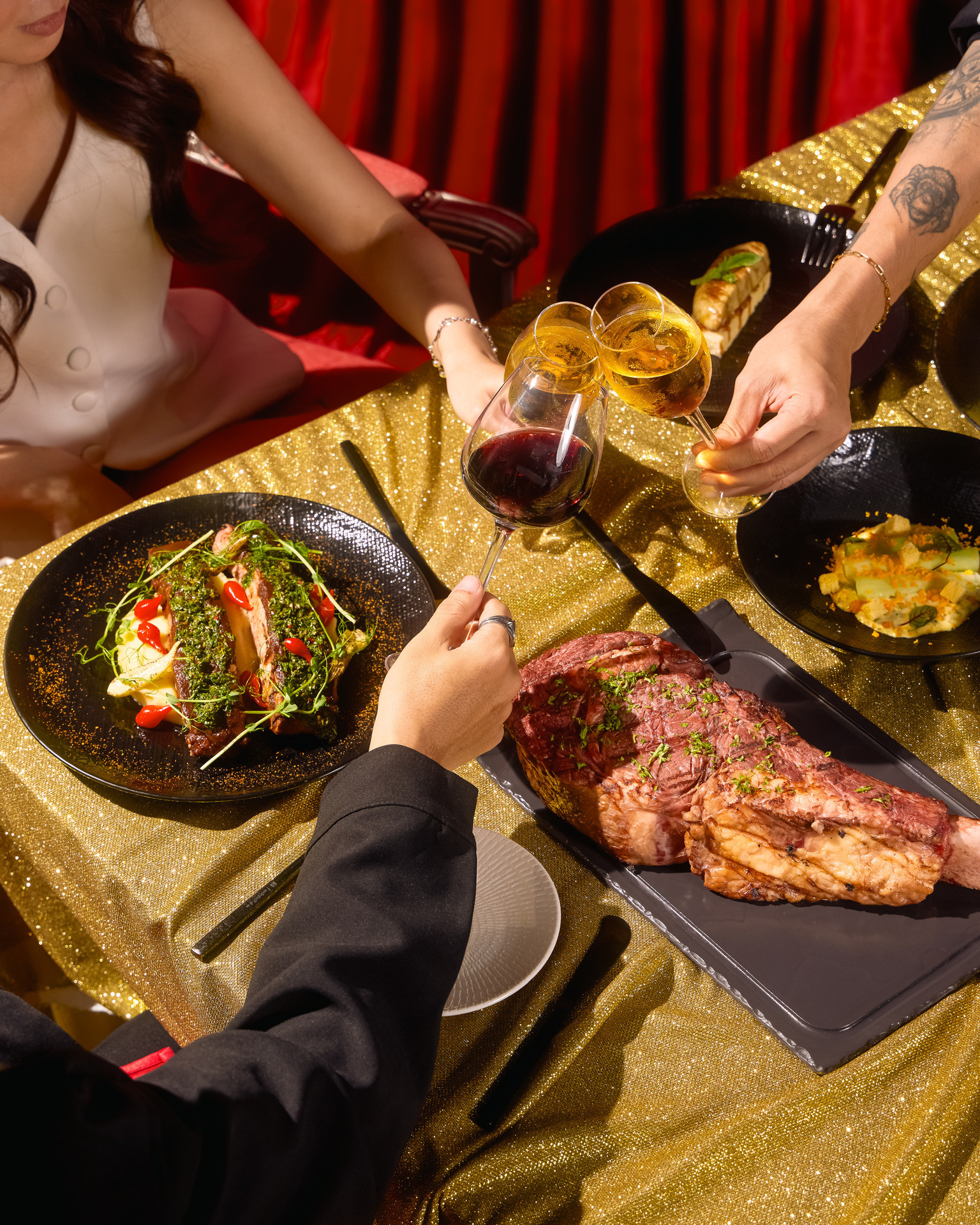 2. Bàn tiệc mùa lễ hội mang dấu ấn Mad Cow Saigon.jpeg