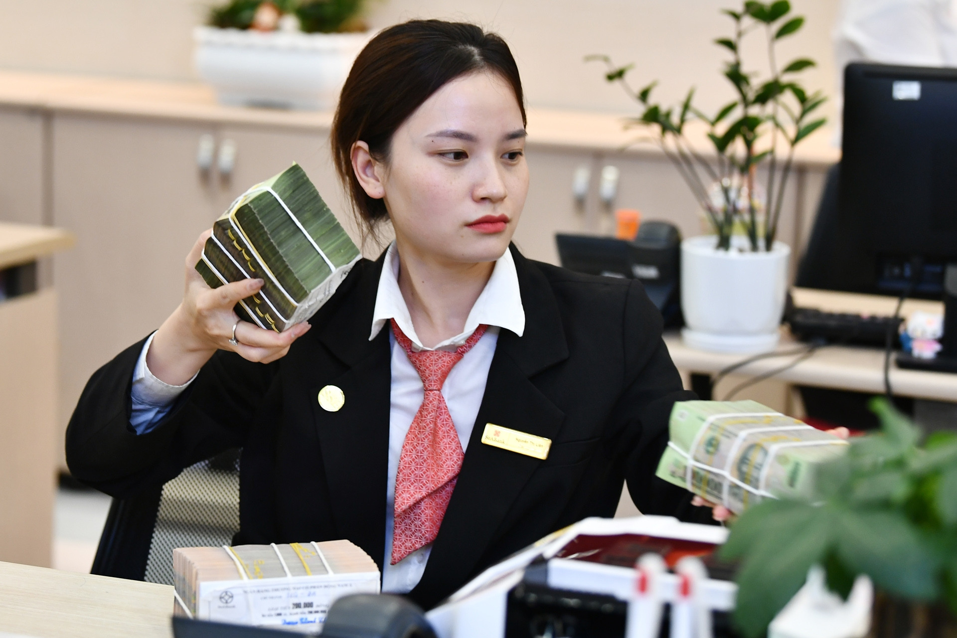 Lãi suất ngân hàng hôm nay 23/12/2025: Tăng mạnh lãi suất, kể cả gói 'đặc biệt'