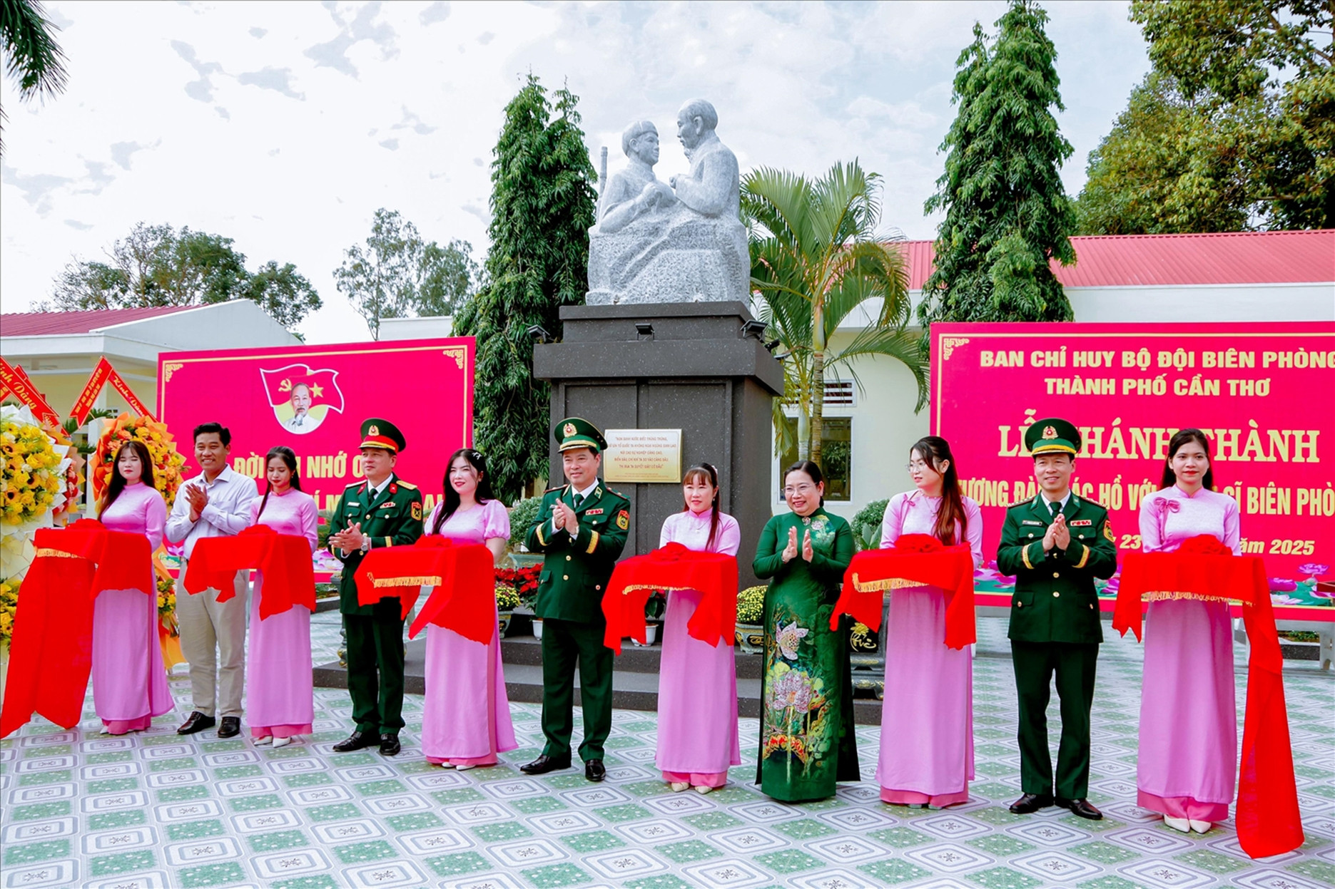 Bộ đội Biên phòng Cần Thơ khánh thành tượng đài 'Bác Hồ với chiến sĩ Biên phòng'