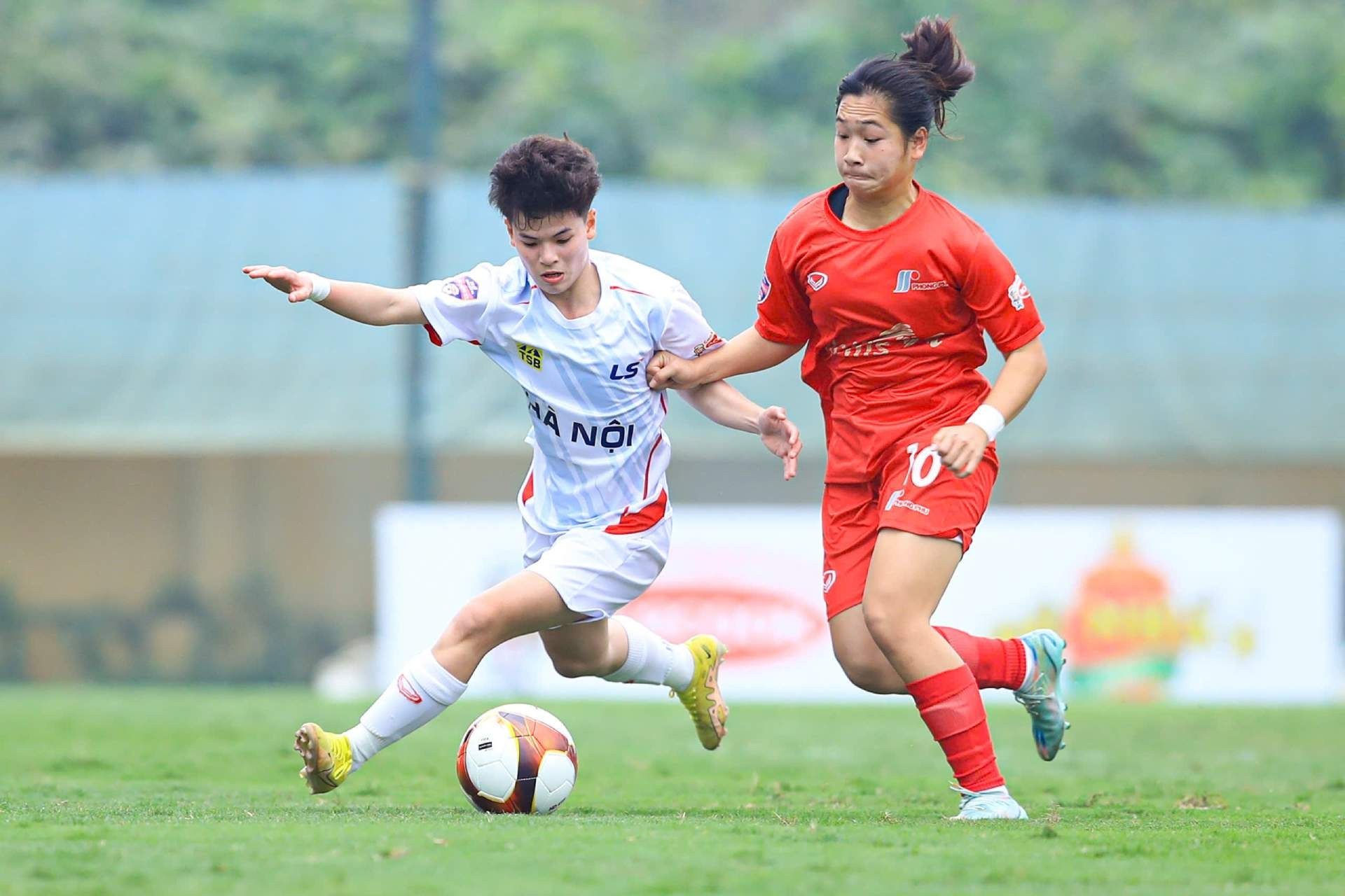  Bóng đá trẻ nữ Việt Nam được tiếp sức 