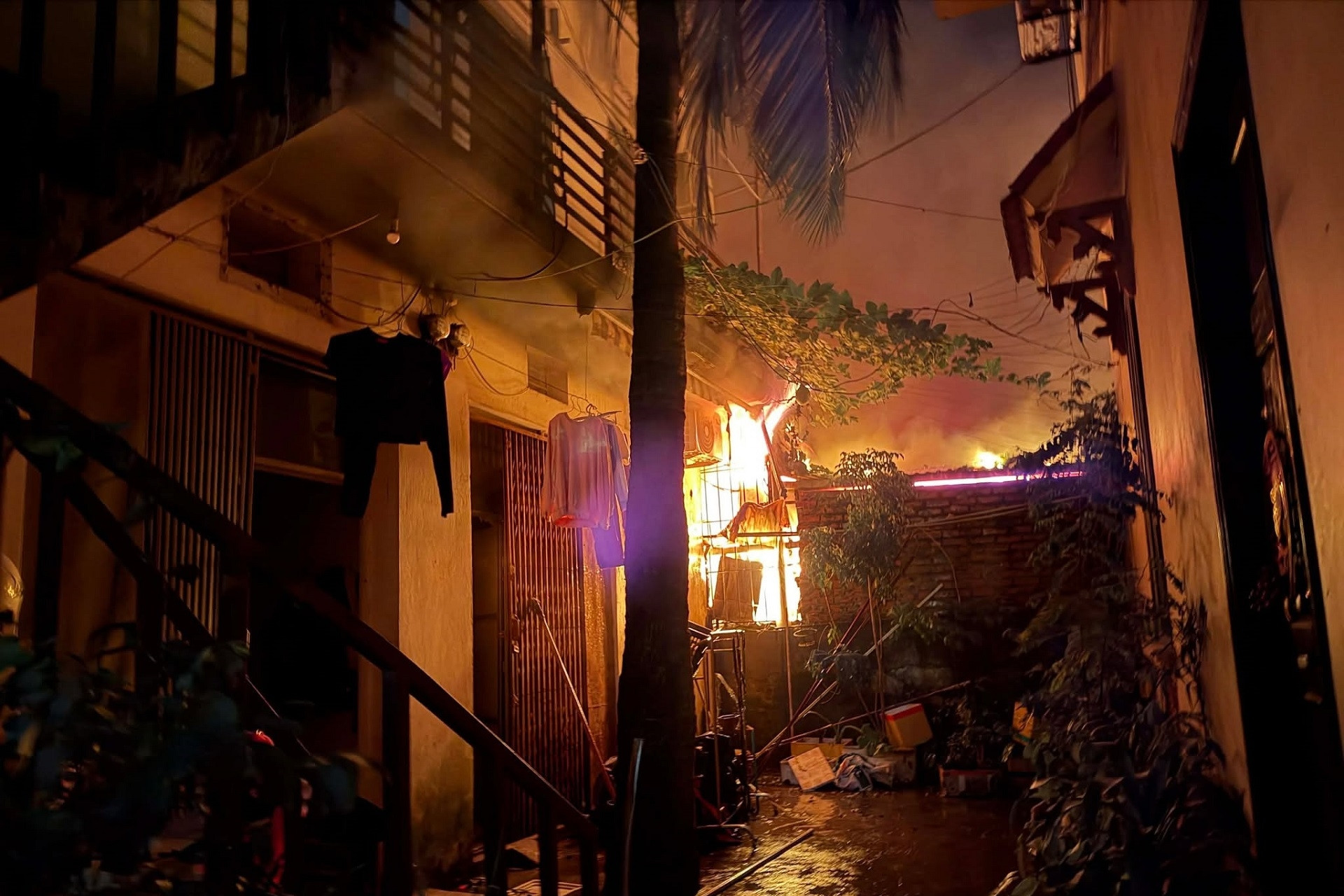  Chợ Xanh ở Hà Nội cháy ngùn ngụt, người dân hoảng hốt sơ tán 