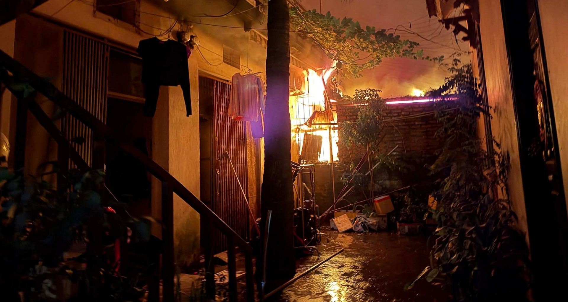 Chợ Xanh ở Hà Nội cháy ngùn ngụt, người dân hoả...