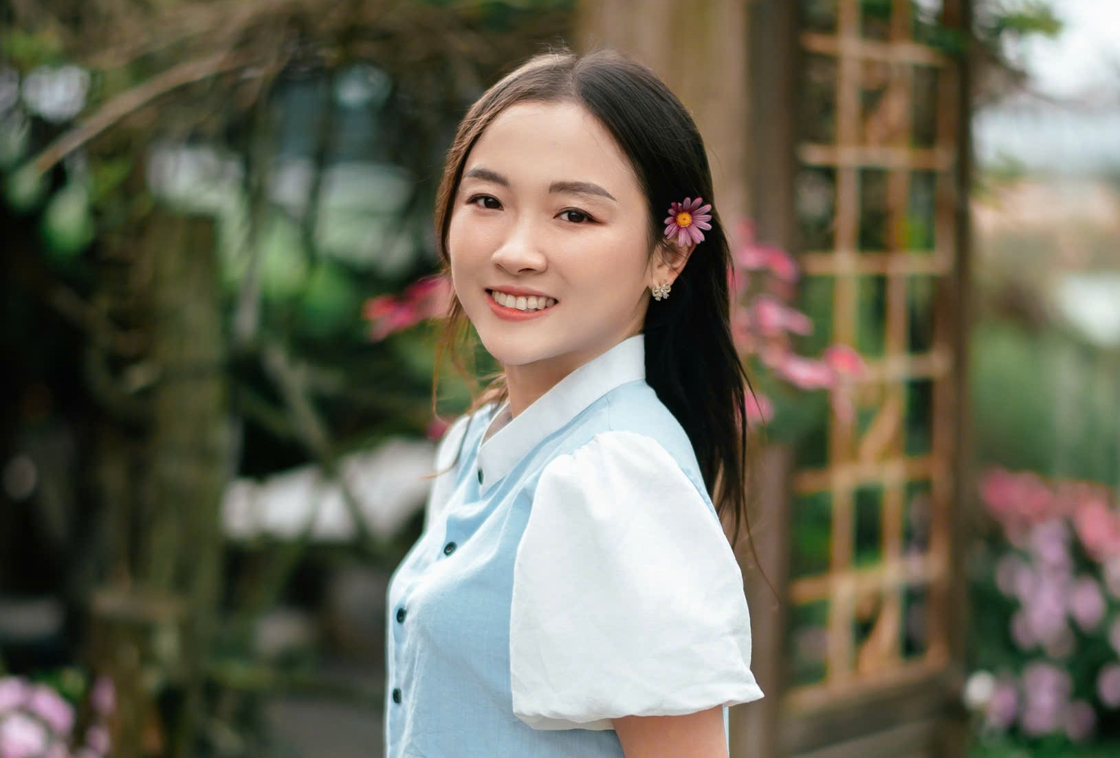 Cô giáo xinh đẹp và các 'chiêu' ngăn cản học trò bỏ học, lấy chồng sớm