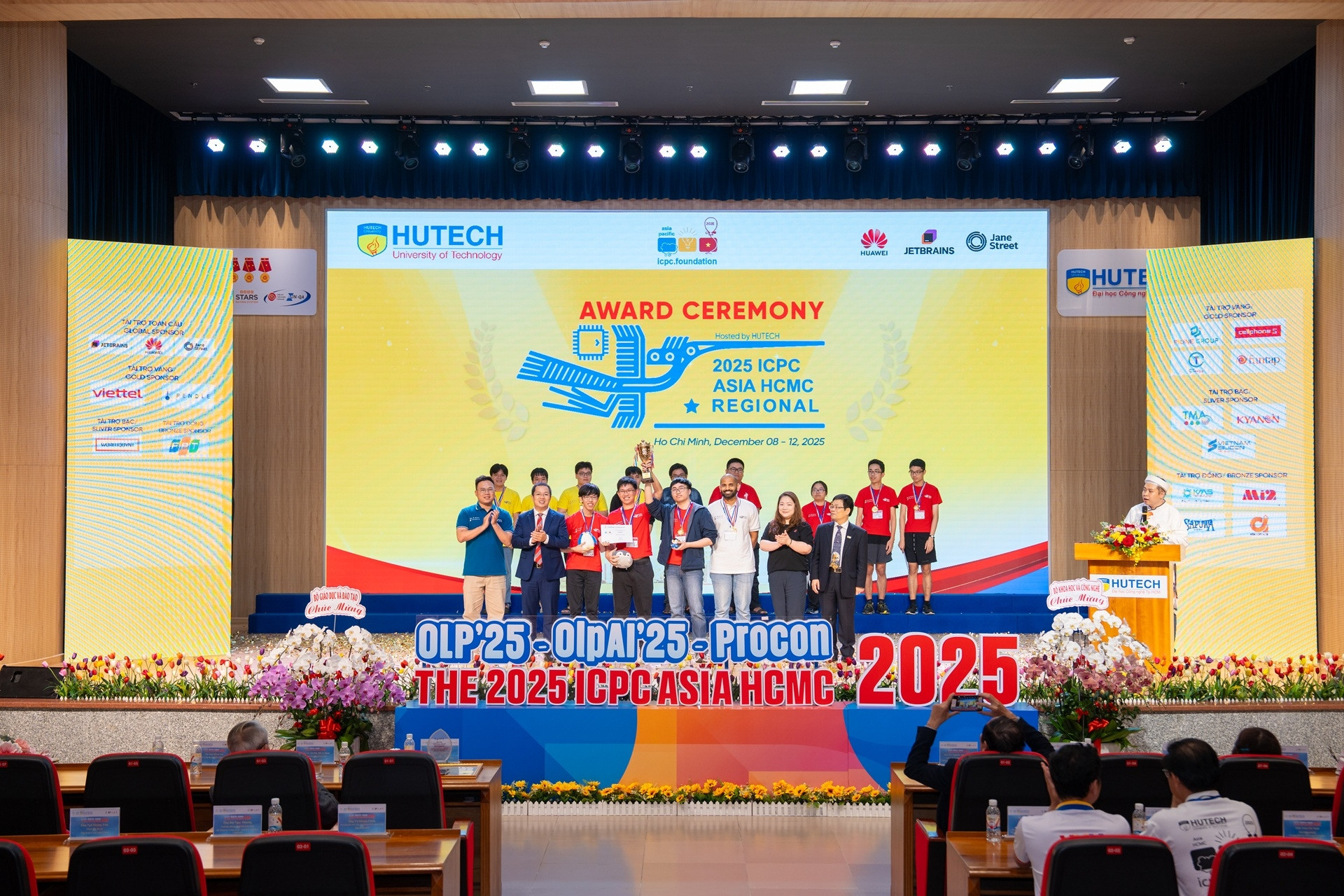 Dấu ấn phát triển khoa học công nghệ, đổi mới sáng tạo của HUTECH năm 2025