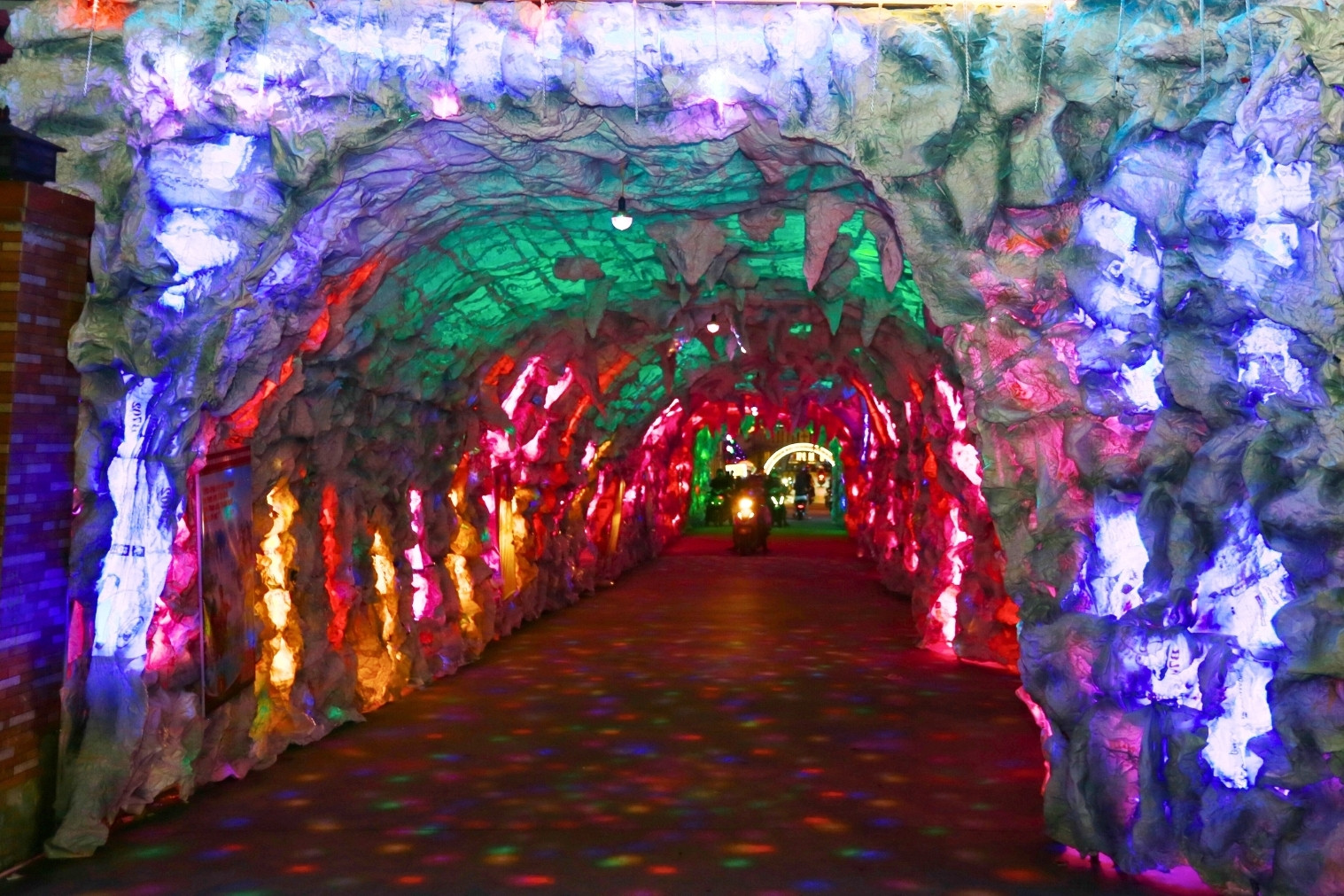 Đường hầm ánh sáng, hang đá có thạch nhũ độc đáo hút khách check-in Noel