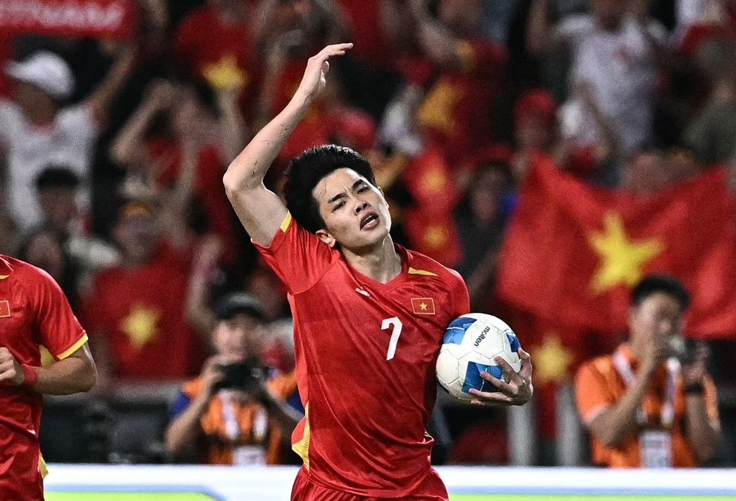 FIFA nói đúng 4 từ về U22 Việt Nam, khen Đình Bắc