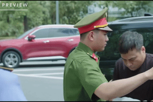  'Lằn ranh' tập 37: Phó giám đốc sở xây dựng sốc khi bị công an khám nhà khẩn cấp 