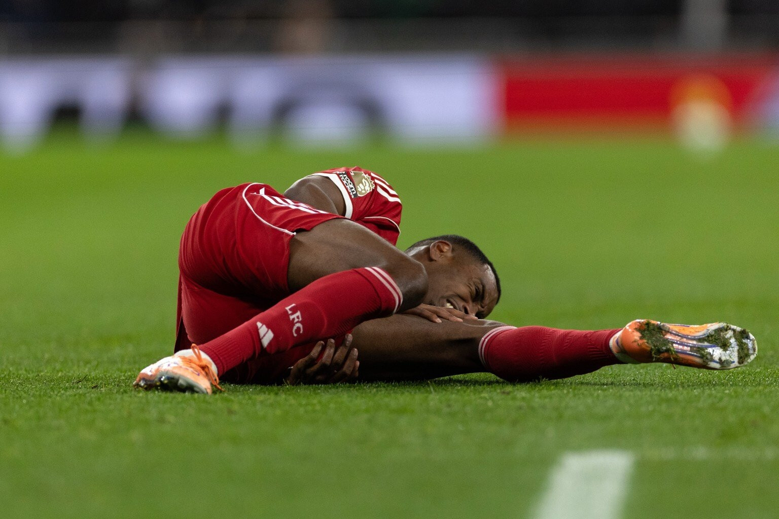 Liverpool tá hỏa khi Alexander Isak bị gãy chân