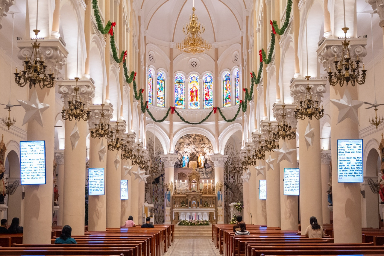 Loạt nhà thờ ở TPHCM rực rỡ ánh đèn trước Giáng sinh, nườm nượp người check-in