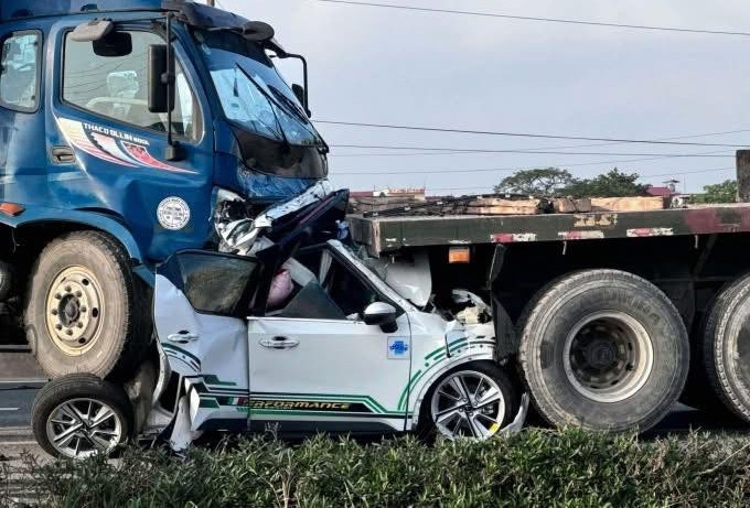 Nếu dừng lệch mui, xe con có thoát án tử khi kẹp giữa 2 xe tải đâm 'dồn toa'?