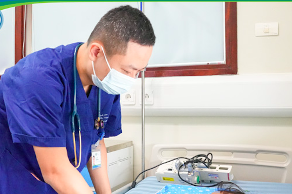 Nghĩ con chỉ ốm thông thường, không ngờ bé 6 tuổi phải thở bằng phổi nhân tạo