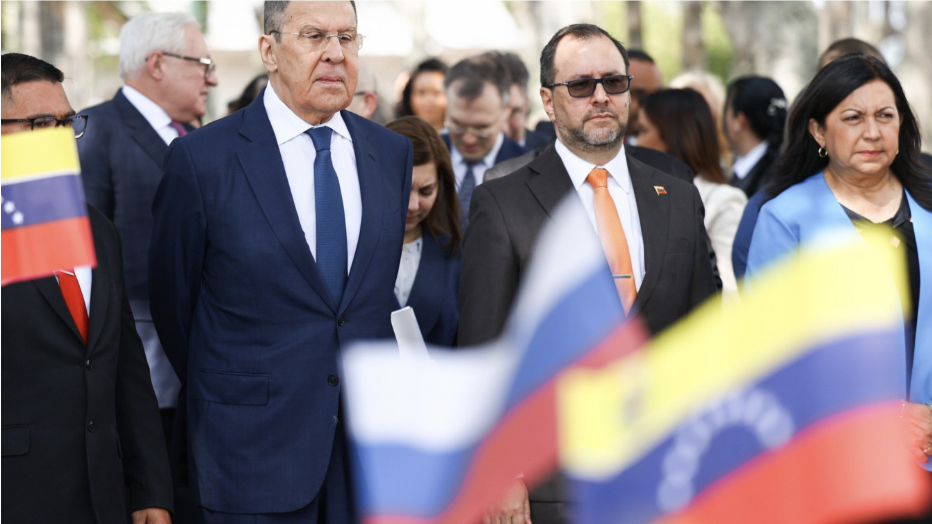 Ngoại trưởng Nga Sergei Lavrov (trái) và người đồng cấp Venezuela Yvan Gil (phải). Ảnh: TASS