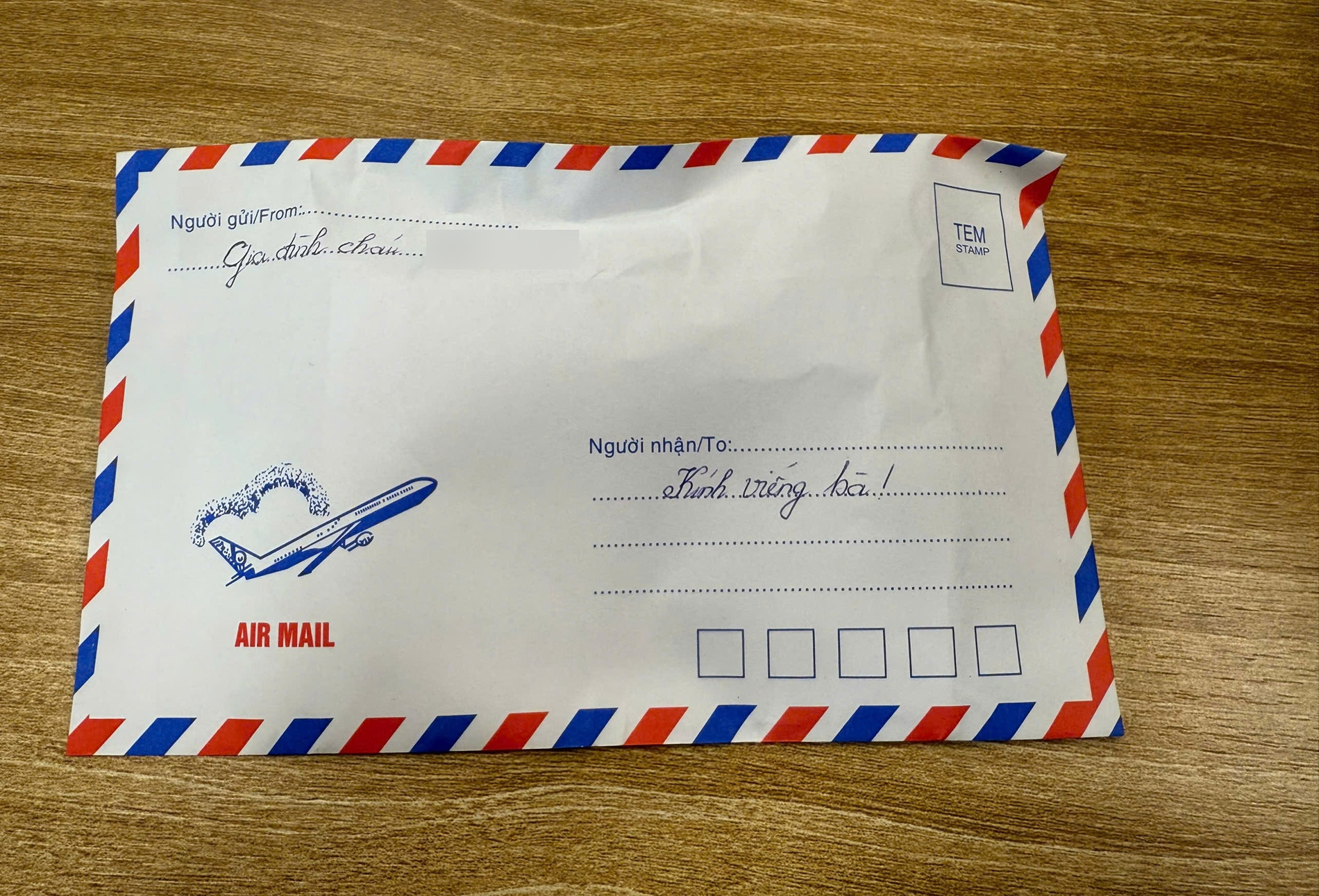  Phong bì của thông gia nghèo khiến gia đình quan chức về hưu im phăng phắc 