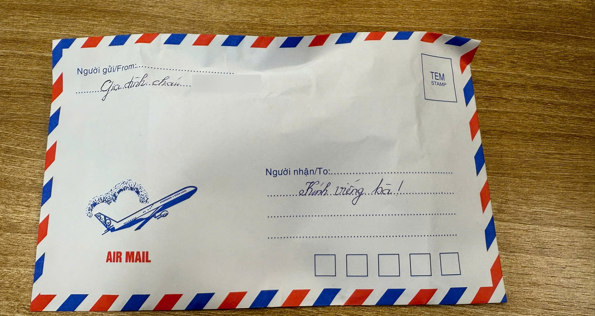 Phong bì của thông gia nghèo khiến gia đình qua...